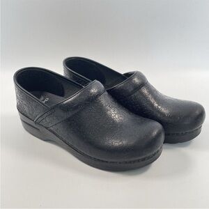 Dansko Professional Tooled Leather Clogs in Black Excellent condition 39 or 8.5
